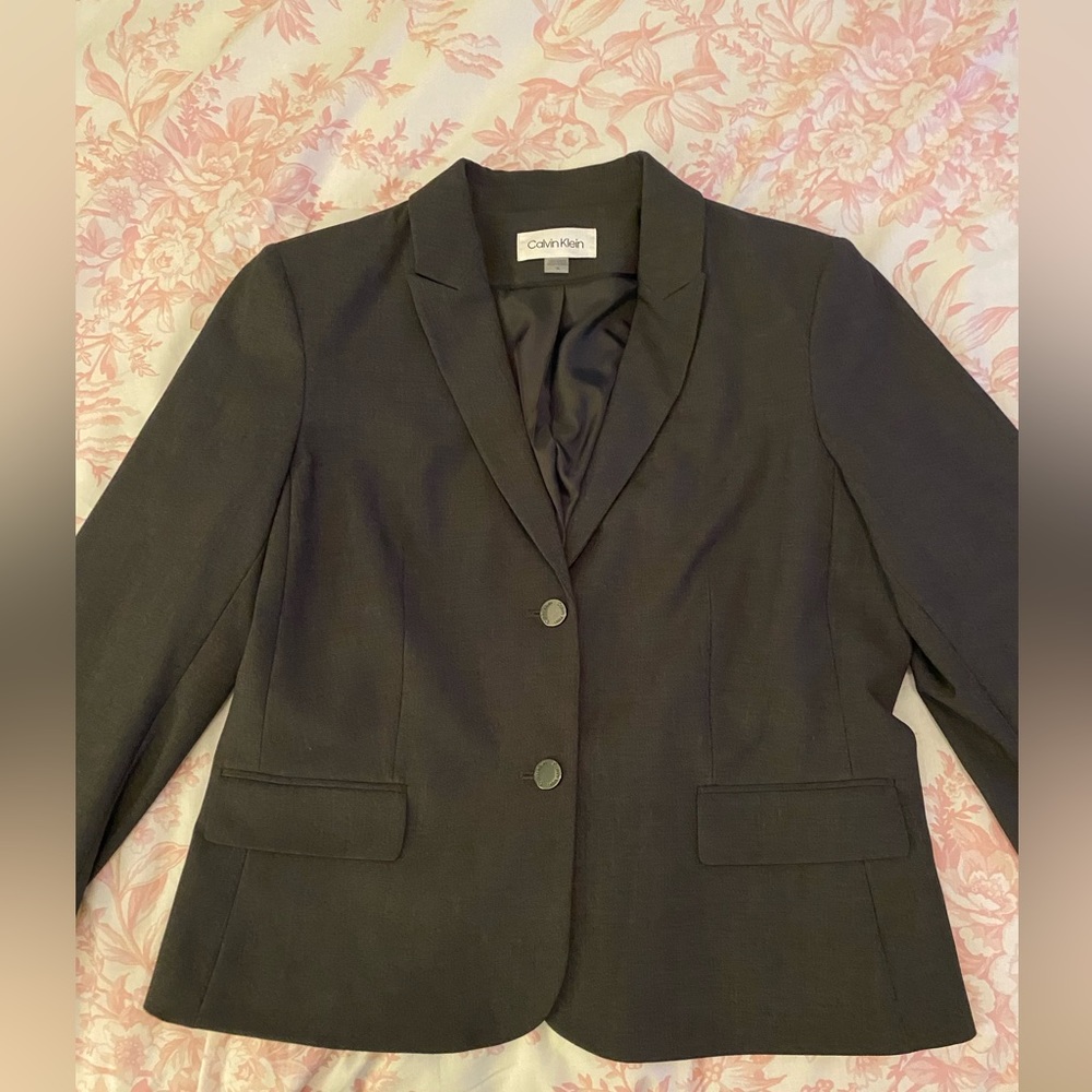 Calvin Klein Ladies Fitted 2-Button Blazer. Size 14
